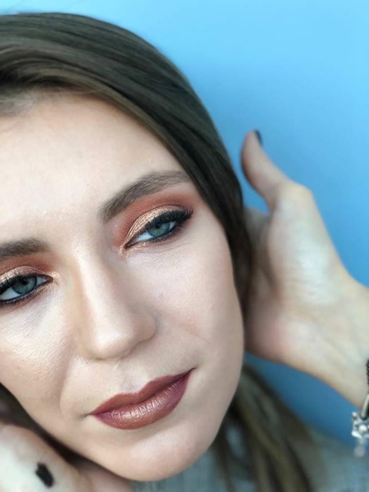 Makeover Centrul Fericirii: de la natural la machiaj de seara cu accente aurii electrizante